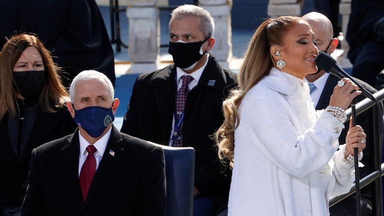 Jennifer Lopez se produit lors de l'inauguration de Joe Biden en tant que 46e président des États-Unis sur le front ouest du Capitole américain à Washington, États-Unis, le 20 janvier 2021. REUTERS / Brendan Mcdermid