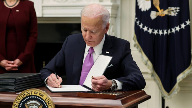 Joe Biden signe un décret dans le cadre des plans de son administration pour lutter contre la maladie à coronavirus