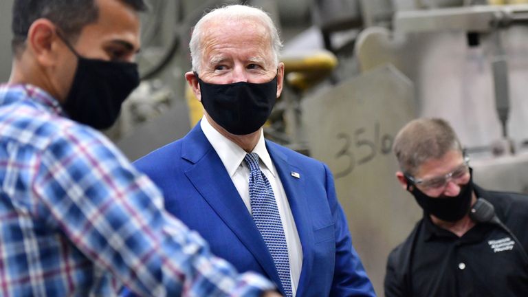 .S.  Le candidat à la présidence et ancien vice-président Joe Biden s'entretient avec les travailleurs alors qu'il visite la fonderie d'aluminium du Wisconsin avant de prononcer des remarques lors d'un événement de campagne dans l'usine de Manitowoc, Wisconsin, États-Unis, le 21 septembre 2020