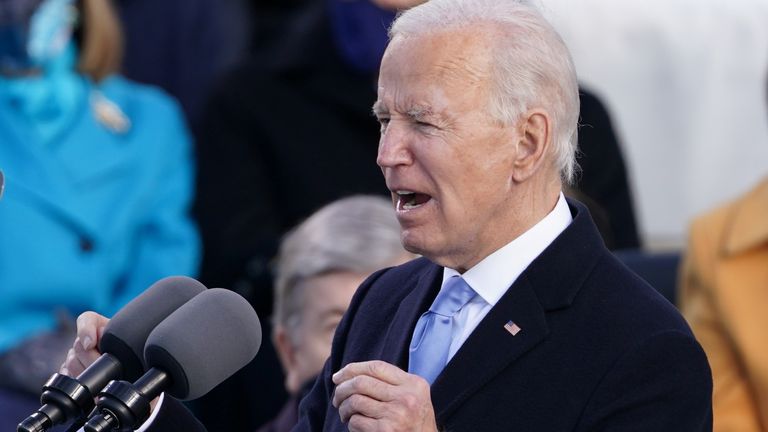Le président américain Joe Biden prononce son discours après avoir prêté serment en tant que 46e président des États-Unis sur le front ouest du Capitole américain à Washington, aux États-Unis, le 20 janvier 2021. REUTERS / Kevin Lamarque