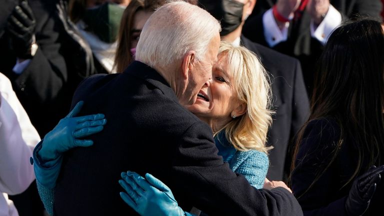 Le président Joe Biden est félicité par la Première dame Jill Biden, après avoir prêté serment lors de l'inauguration.  Pic: Patrick Semansky / PISCINE / EPA-EFE / Shutterstock
