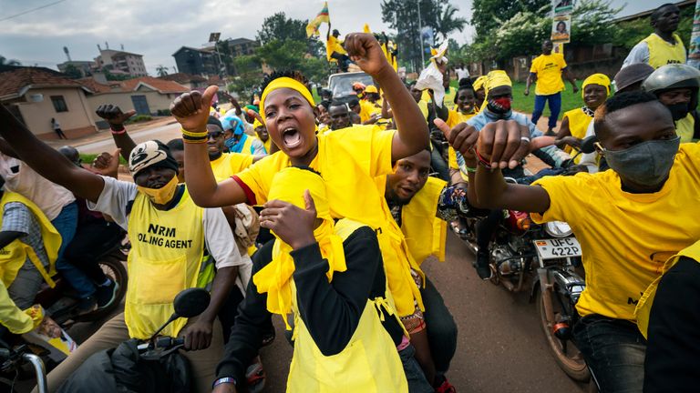Les partisans du président ougandais Yoweri Kaguta Museveni célèbrent à Kampala, en Ouganda, le samedi 16 janvier 2021, après que leur candidat ait été déclaré vainqueur des élections présidentielles.  (Photo AP / Jerome Delay)
