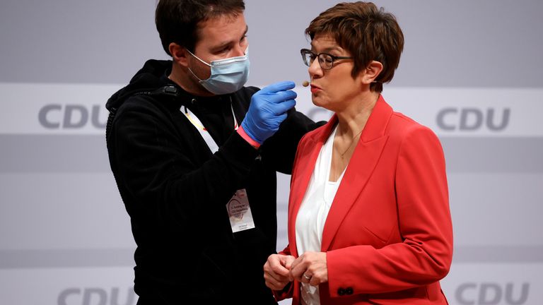 Annegret Kramp-Karrenbauer a démissionné l'année dernière après une série d'erreurs et de faux pas