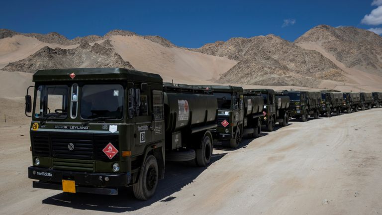 Les pétroliers militaires transportant du carburant dans la région 