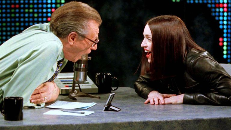 Madonna partage un rire avec Larry King sur le tournage du talk-show CNN 