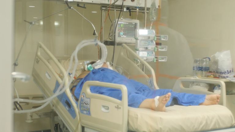 Le directeur du plus grand hôpital libanais pour coronavirus, le Dr Firas Abiad, a déclaré que la décision du gouvernement d'assouplir les restrictions pendant quelques jours fatidiques à Noël et au Nouvel An avait conduit à une énorme augmentation des cas et que les soins de santé étaient sur le point de s'effondrer.