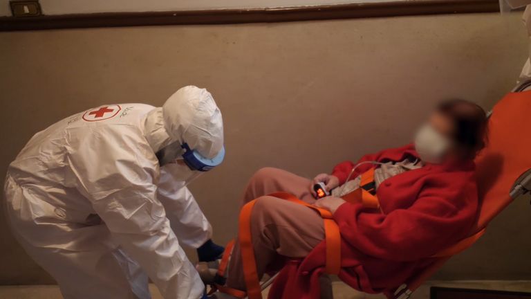 Le directeur du plus grand hôpital pour coronavirus du Liban, le Dr Firas Abiad, a déclaré que la décision du gouvernement d'assouplir les restrictions à Noël et au Nouvel An avait entraîné une énorme augmentation des cas et que les soins de santé étaient sur le point de s'effondrer