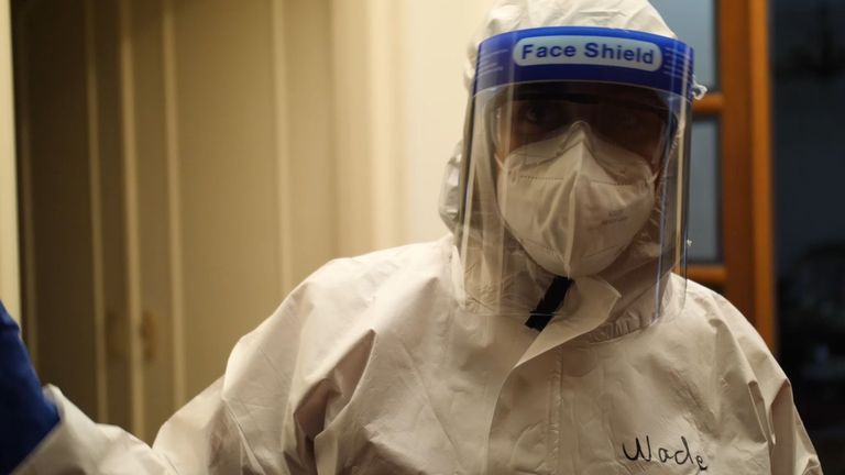Le directeur du plus grand hôpital libanais pour coronavirus, le Dr Firas Abiad, a déclaré que la décision du gouvernement d'assouplir les restrictions pendant quelques jours fatidiques à Noël et au Nouvel An avait conduit à une énorme augmentation des cas et que les soins de santé étaient sur le point de s'effondrer.  Photo: Waad Abdulaad, volontaire de la Croix-Rouge 