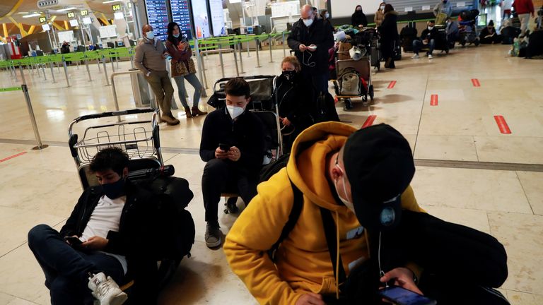 Les passagers bloqués attendent des nouvelles de leurs vols à l'aéroport Adolfo Suarez Barajas