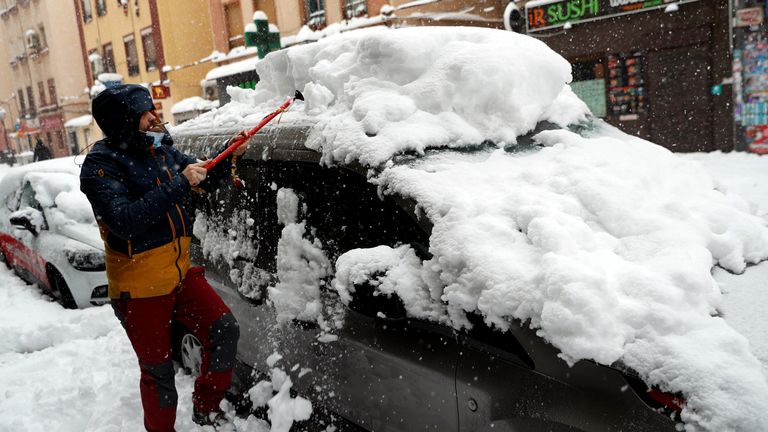 L'homme déplace la neige