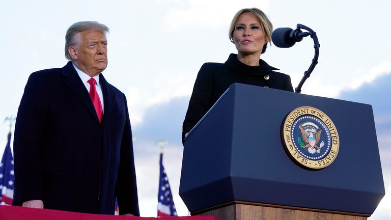 Le président Donald Trump écoute la première dame Melania Trump avant d'embarquer dans Air Force One à Andrews Air Force Base.  Pic: AP