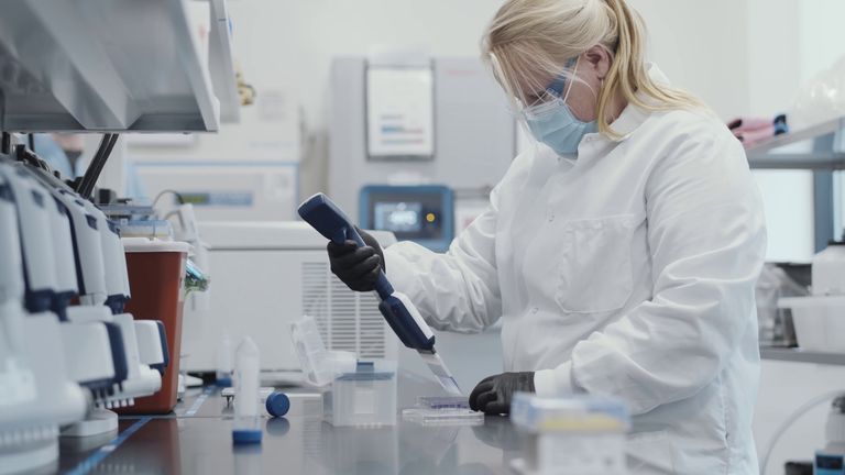 Un scientifique travaille sur le vaccin contre le coronavirus Moderna