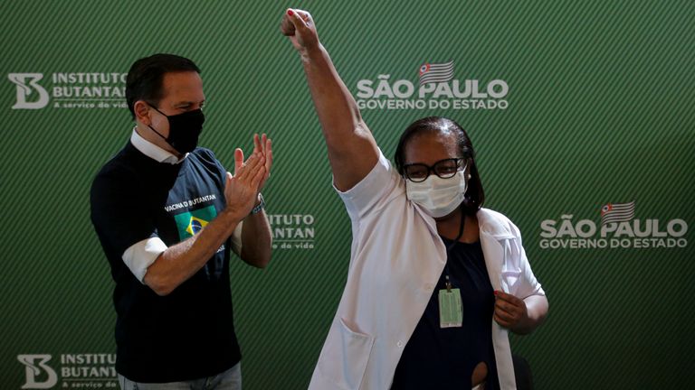 SP - Sao Paulo - 17/01/2021 - SAO PAULO, PREMIER VACCINAT CORONAVAC - L'infirmière de l'Institut Emilio Ribas, Monica Calazans, 54 ans, vivant à Itaquera, à l'est de Sao Paulo, célèbre après avoir reçu la première dose du Vaccin Coronavac qui a été autorisé en urgence par l'ANVISA, dans une décision prise ce dimanche 17 à l'issue d'une réunion qui a duré 5 heures au siège de l'institution à Brasilia.  Photo: Suamy Beydoun / AGIF