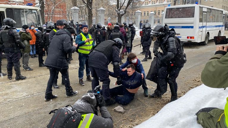 Un homme détenu par la police anti-émeute 
