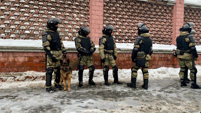La police anti-émeute bloque les rues de la prison Matrosskaya Tishina, où Navalny est détenu
