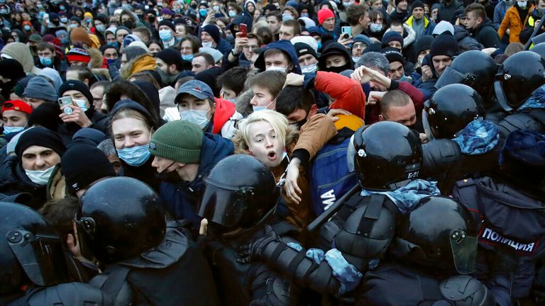 Des foules de gens sont allées manifester dans tout le pays