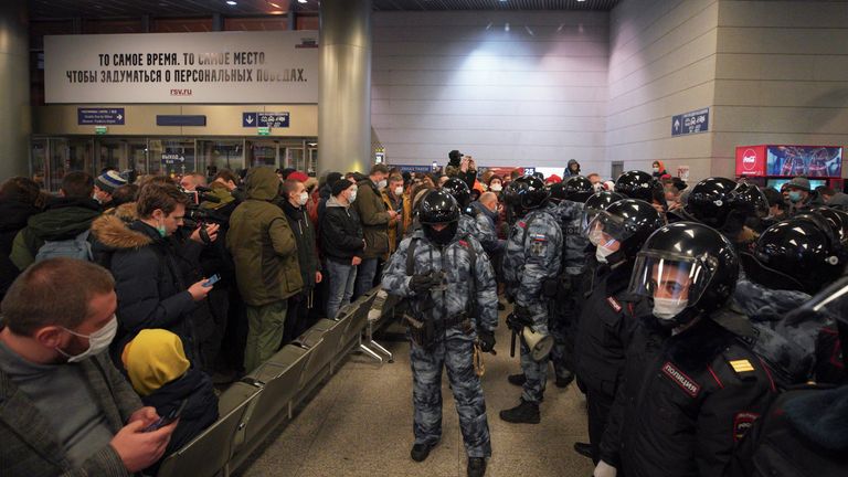 Des agents des forces de l'ordre montent la garde avant l'arrivée prévue du chef de l'opposition russe Alexei Navalny sur un vol de la capitale allemande Berlin à l'aéroport international de Vnukovo à Moscou, Russie 17 janvier 2021