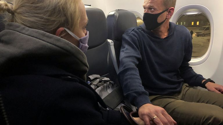 Le chef de l'opposition russe Alexei Navalny et son épouse Yulia Navalnaya sont vus à bord d'un avion après son atterrissage à l'aéroport Sheremetyevo de Moscou, en Russie, le 17 janvier 2021. REUTERS / Polina Ivanova