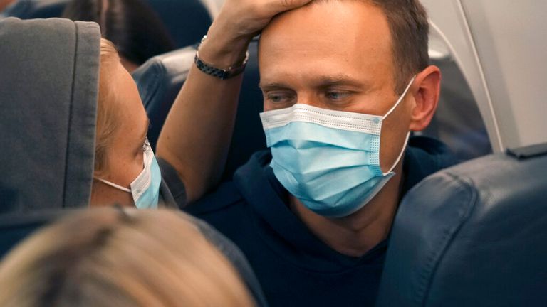 Alexei Navalny et sa femme Yulia sont assis dans l'avion pendant le vol à destination de Moscou de l'aéroport Berlin Brandenburg (BER) à Schoenefeld, près de Berlin, en Allemagne, dimanche 17 janvier 2021. Le principal critique du Kremlin, Alexei Navalny, prévoit de rentrer en Russie. dimanche après s'être remis en Allemagne de son empoisonnement en août avec un agent neurotoxique.  (Photo AP / Mstyslav Chernov)