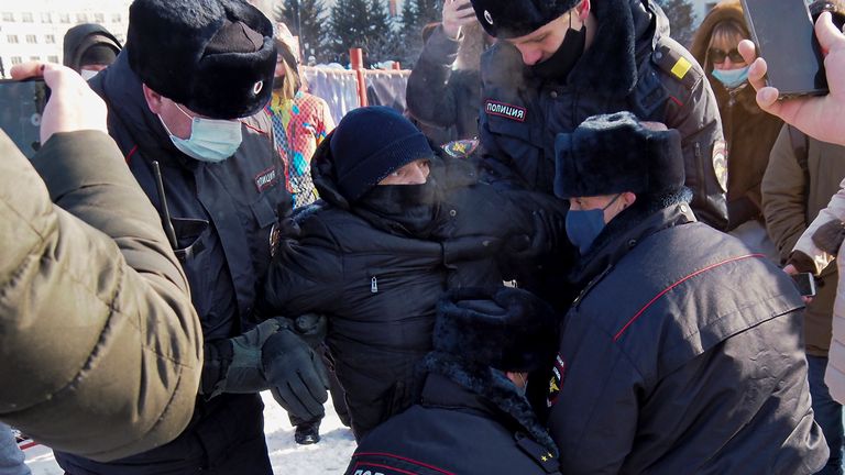 La police arrête un homme à Khabarovsk, en Russie, lors d'une manifestation contre l'emprisonnement d'Alexei Navalny.  Pic: AP