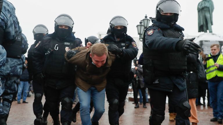 La police arrête un homme à Moscou.  Pic: AP