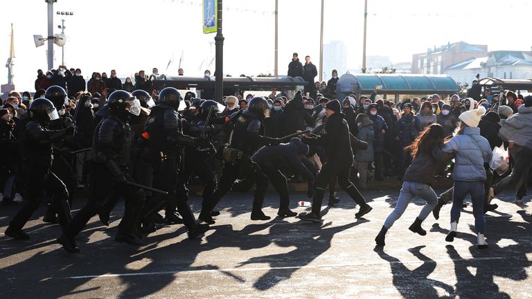 Les manifestants fuient les policiers à Vladivostok, 
