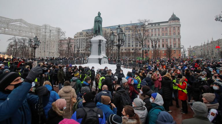Les manifestants participant à un rassemblement en faveur du chef de l'opposition russe emprisonné Alexei Navalny à Moscou