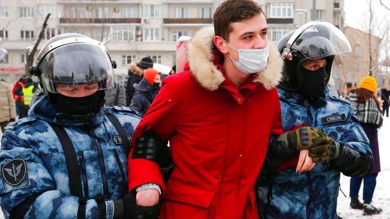 Un homme est arrêté à Moscou alors que des milliers de personnes sont descendues dans la rue pour manifester.  Pic: Presse associée