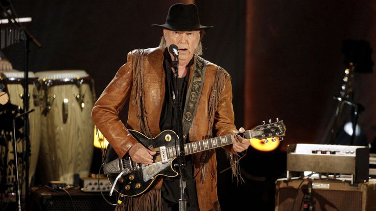 Neil Young engage une action en justice contre le président Trump.  Image de fichier