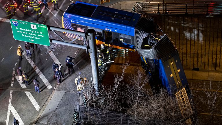Un bus à New York a quitté une route dans le quartier du Bronx à New York et a été laissé suspendu à un viaduc vendredi 15 janvier 2021, après un accident jeudi soir qui a laissé le conducteur dans un état grave, a annoncé la police.  (Photo AP / Craig Ruttle)