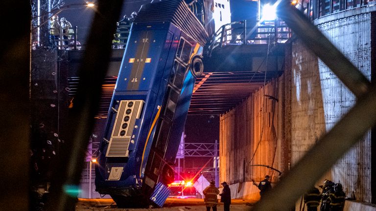 Un bus à New York a quitté une route dans le quartier du Bronx à New York et a été laissé suspendu à un viaduc vendredi 15 janvier 2021, après un accident jeudi soir qui a laissé le conducteur dans un état grave, a annoncé la police.  (Photo AP / Craig Ruttle)