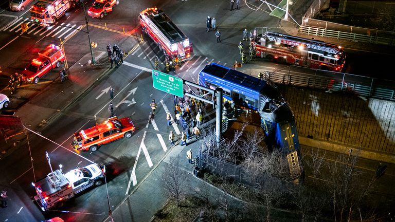 Un bus à New York a quitté une route dans le quartier du Bronx à New York et a été laissé suspendu à un viaduc vendredi 15 janvier 2021, après un accident jeudi soir qui a laissé le conducteur dans un état grave, a annoncé la police.  (Photo AP / Craig Ruttle)