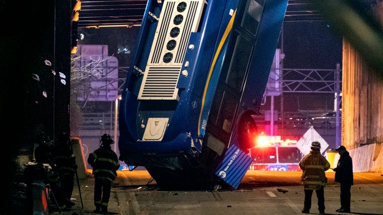 Un bus à New York a quitté une route dans le quartier du Bronx à New York et a été laissé suspendu à un viaduc vendredi 15 janvier 2021, après un accident jeudi soir qui a laissé le conducteur dans un état grave, a annoncé la police.  (Photo AP / Craig Ruttle)
