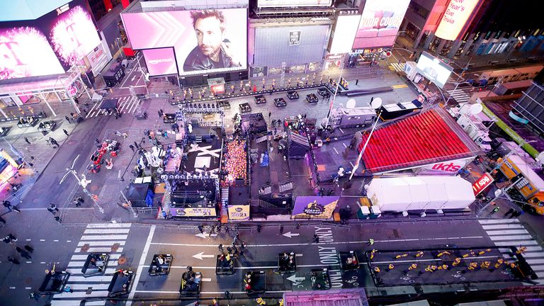 Les fêtards sont assis dans leurs capsules à Times Square le soir du Nouvel An 