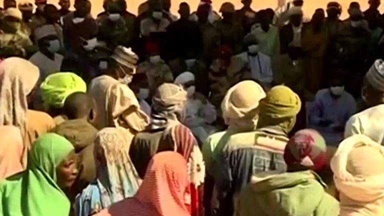 Les gens se rassemblent pour entendre le premier ministre parler