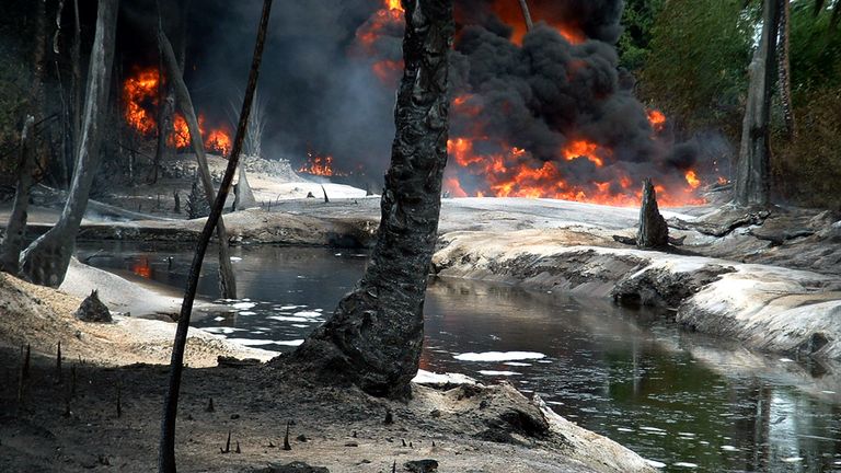 Le pétrole d'un pipeline qui fuit brûle à Goi-Bodo, une zone marécageuse du delta du Niger en octobre 2004. La compagnie pétrolière Royal Dutch Shell a déclaré à l'époque que la fuite avait été causée par des saboteurs inconnus.