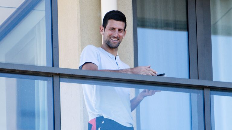 Le numéro un mondial des hommes sourit depuis son balcon en quarantaine
