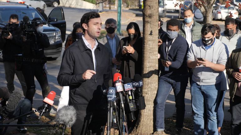 Le démocrate Jon Ossof s'adresse aux journalistes alors que le vote a eu lieu