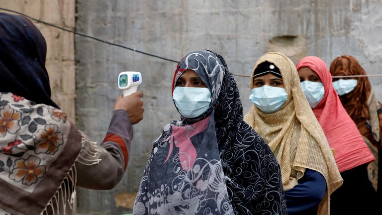 Les vaccins font contrôler leur température lors de la campagne anti-polio de l'année dernière
