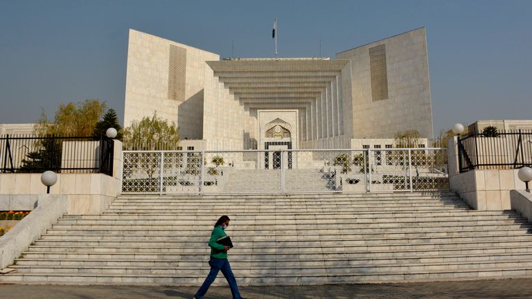 Une audience d'appel dans l'affaire du meurtre de Daniel Pearl a eu lieu à la Cour suprême, à Islamabad, au Pakistan, le jeudi 28 janvier 2021. Le tribunal a ordonné jeudi la libération d'Ahmad Saeed Omar Sheikh qui a été reconnu coupable puis acquitté dans le horrible décapitation du journaliste américain Pearl en 2002. Le tribunal a également rejeté l'appel de l'acquittement de Sheikh par la famille de Pearl.  (Photo AP / Waseem Khan)