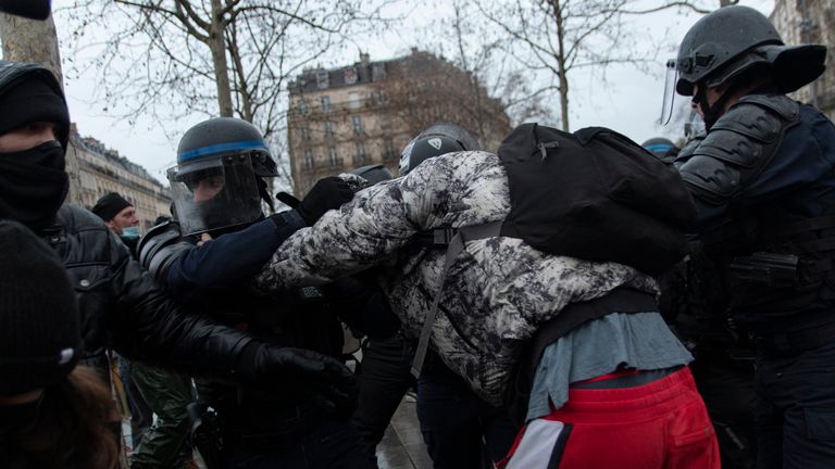 La police a interrompu les manifestations à Paris avant le couvre-feu à 18 heures.  Pic: AP