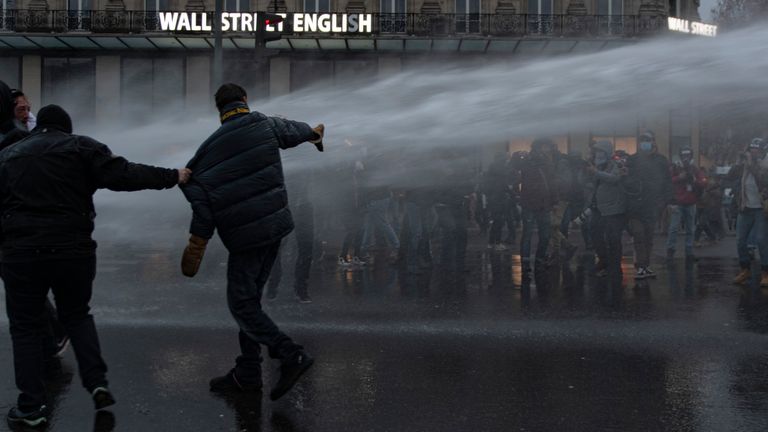 Des canons à eau ont été utilisés pour nettoyer les manifestants avant le couvre-feu de 18 heures.  Pic: AP