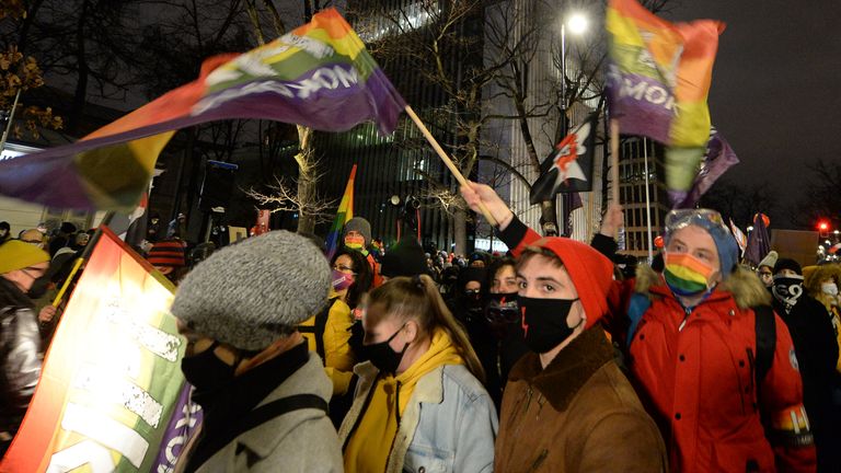 Les manifestants ont défilé avec des signes de la direction 