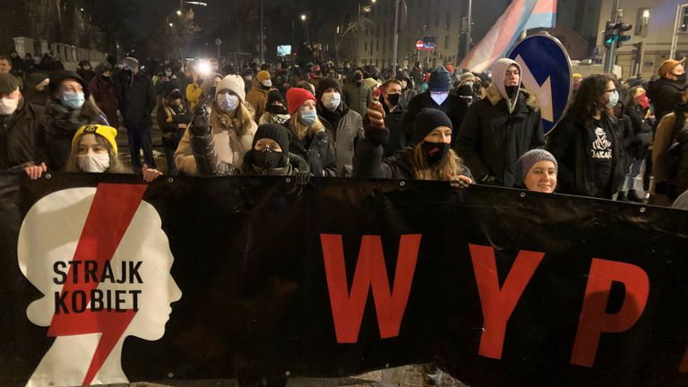 En Pologne, environ 2 000 licenciements sont pratiqués chaque année, mais environ 200 000 femmes se font avorter illégalement ou se rendent à l'étranger pour la procédure.  Pic: AP