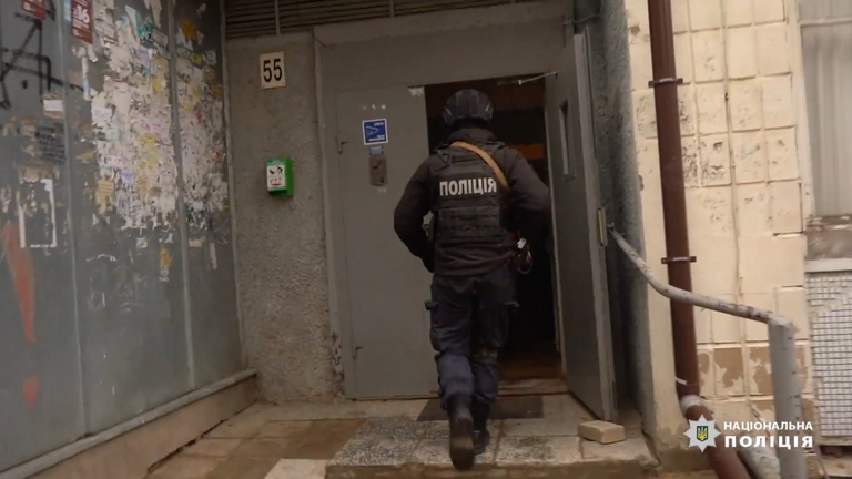 La police armée a fait une descente dans les locaux occupés par les cybercriminels.  Pic: Police nationale d'Ukraine
