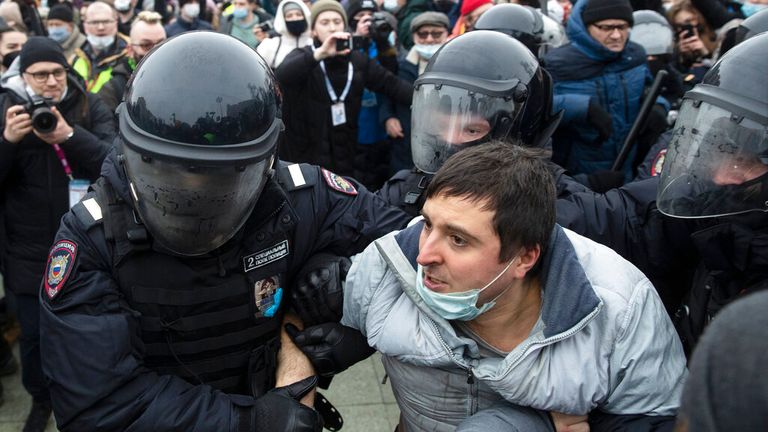Des policiers arrêtent un homme lors d'une manifestation contre l'emprisonnement du chef de l'opposition Alexei Navalny à Moscou, en Russie, samedi 23 janvier 2021. La police russe a arrêté samedi des centaines de manifestants qui sont descendus dans les rues à des températures aussi basses que moins 50 C (moins-58 F) pour exiger la libération d'Alexei Navalny, la principale figure de l'opposition du pays.  (Photo AP / Pavel Golovkin)