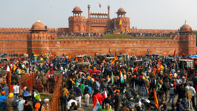 Des agriculteurs devant le fort rouge historique lors d'une manifestation contre les lois agricoles introduites par le gouvernement, à Delhi, en Inde, le 26 janvier 2021. REUTERS / Adnan Abidi / File Photo