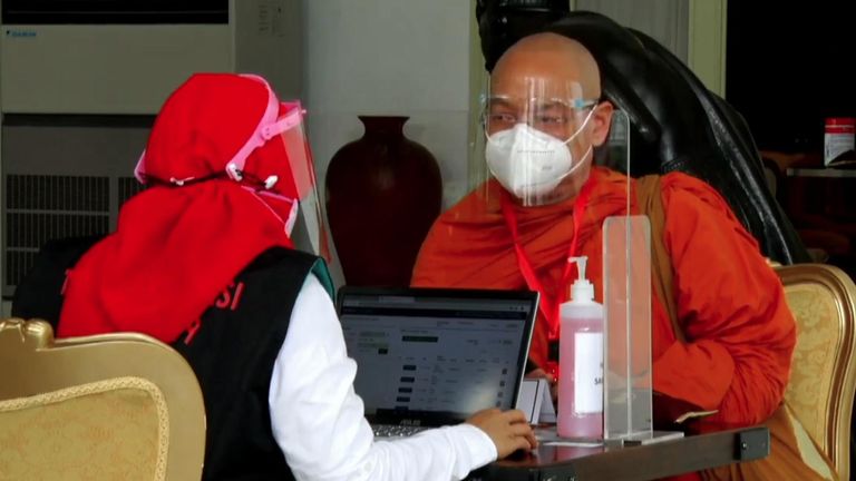 Monk parle au fonctionnaire
