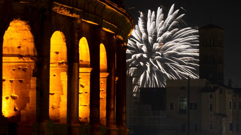 Des feux d'artifice explosent dans le ciel à côté du Colisée de Rome lors des célébrations du Nouvel An