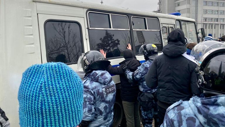 Un homme est arrêté lors de manifestations qui éclatent à travers le pays